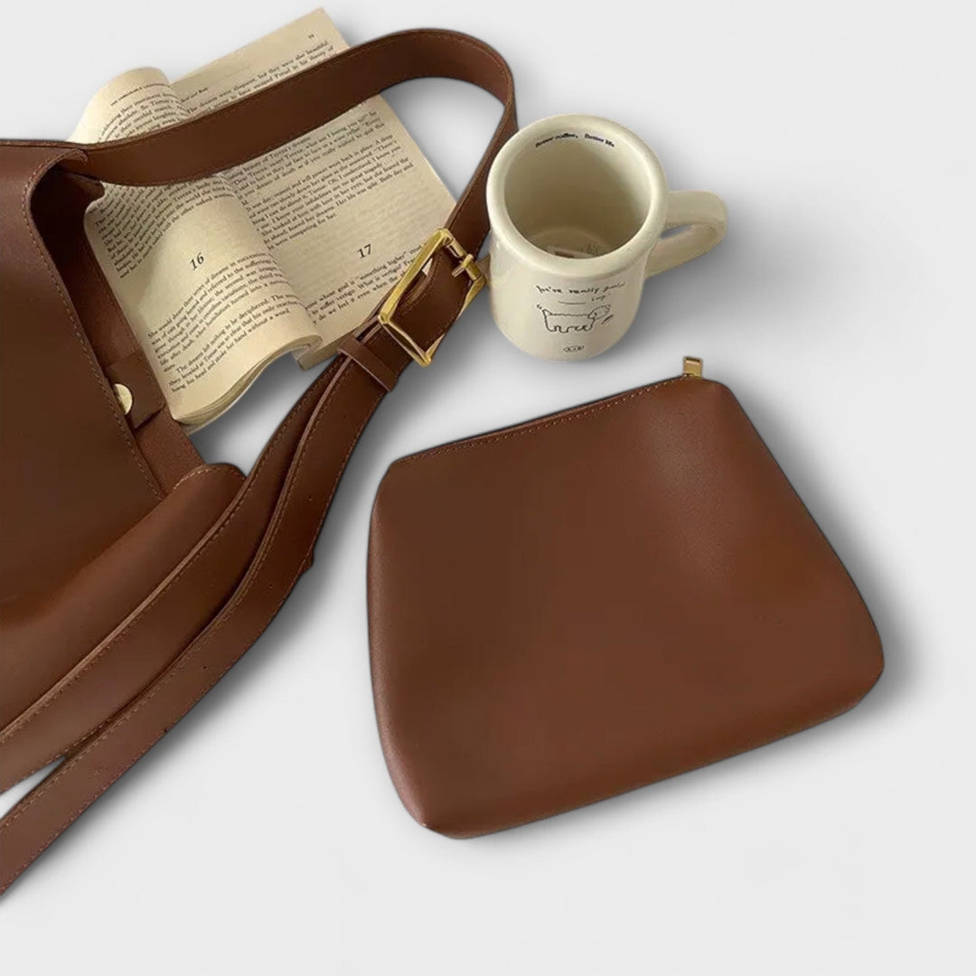 Femme portant un sac bandoulière en cuir PU marron, alliant mode et praticité pour un look quotidien raffiné.