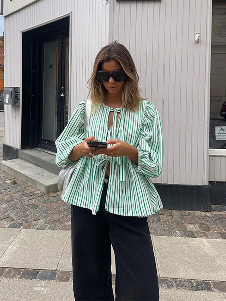 Blouse femme tendance à rayures, manches bouffantes, style casual chic. Idéal mode féminine.
