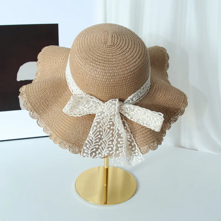 Chapeau de paille chic pour femme, avec dentelle. Idéal pour un look élégant et une protection solaire en été.