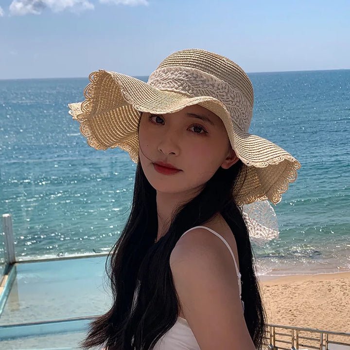 Chapeau de paille chic pour femme avec bande de dentelle blanche. Idéal été, plage et vacances.