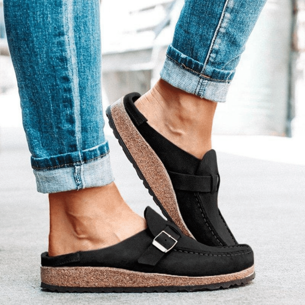 Sabots mules femme modernes, ergonomiques et confortables avec bride ajustable, pour un style décontracté chic.