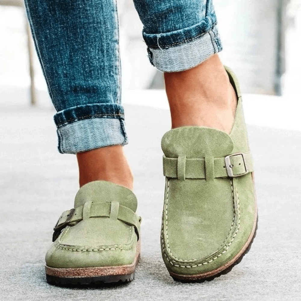 Paire de mules sabots femme, ergonomiques et confortables, dotées d'une bride réglable pour un maintien supérieur.