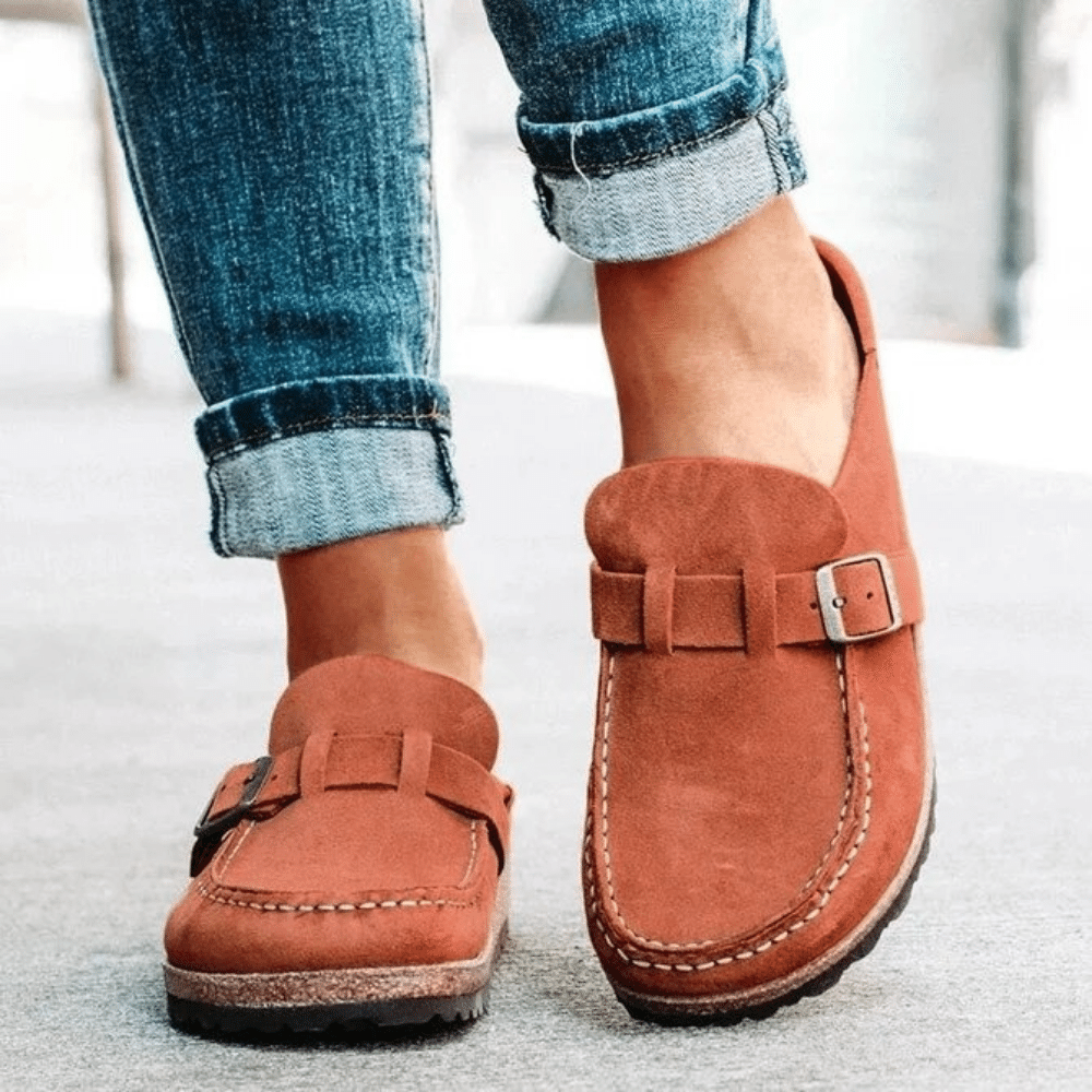 Sabots femme légers et confortables, mules ergonomiques avec sangle ajustable, parfaits pour l'été et le repos.