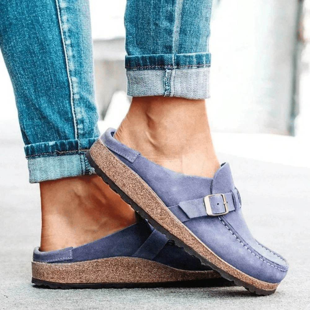 Confort absolu avec ces sabots mules femme ergonomiques à bride ajustable, idéales pour un usage quotidien.