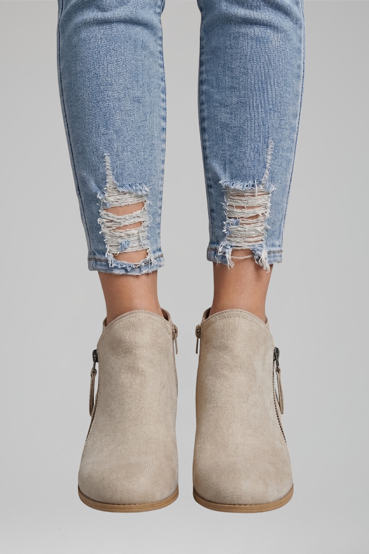 Bottes cheville Sylvie femme en simili cuir texturé, fermeture éclair dorée, style intemporel, confort optimal.
