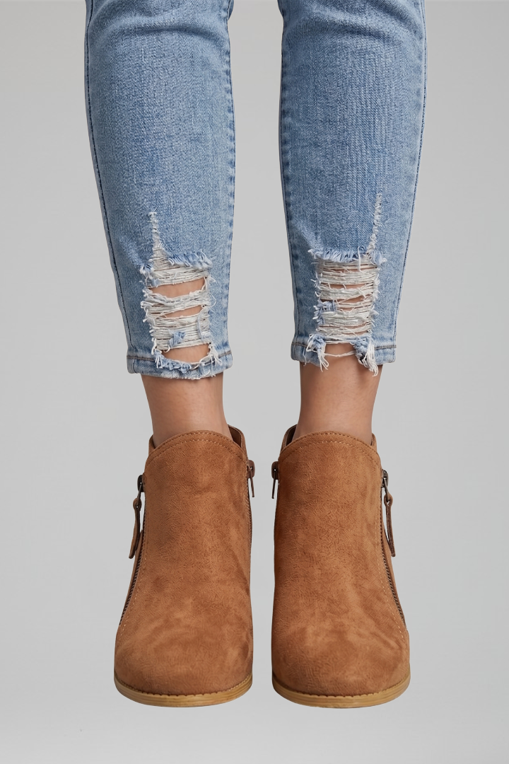 Bottes cheville femme Sylvie, talon bloc, bout rond, idéales pour un look chic et quotidien.