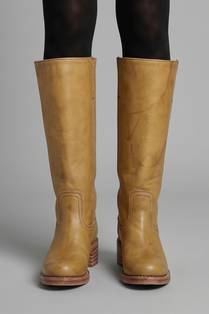 Les bottes Ottavia mi-mollet: style intemporel, talon carré, et facile à enfiler, un must-have féminin.