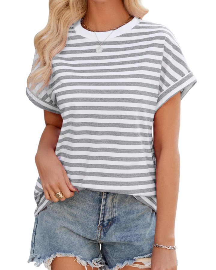 Femme portant un t-shirt oversize rayé, style breton. Look décontracté et moderne, très confortable.