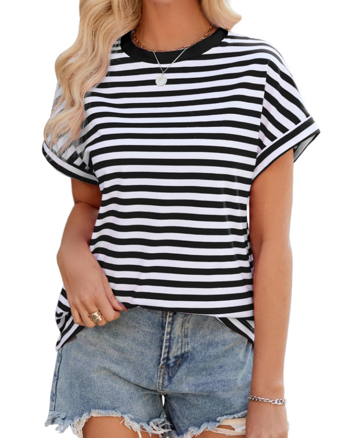 T-shirt femme oversize rayé. Ambiance décontractée et confortable pour un style estival et urbain.