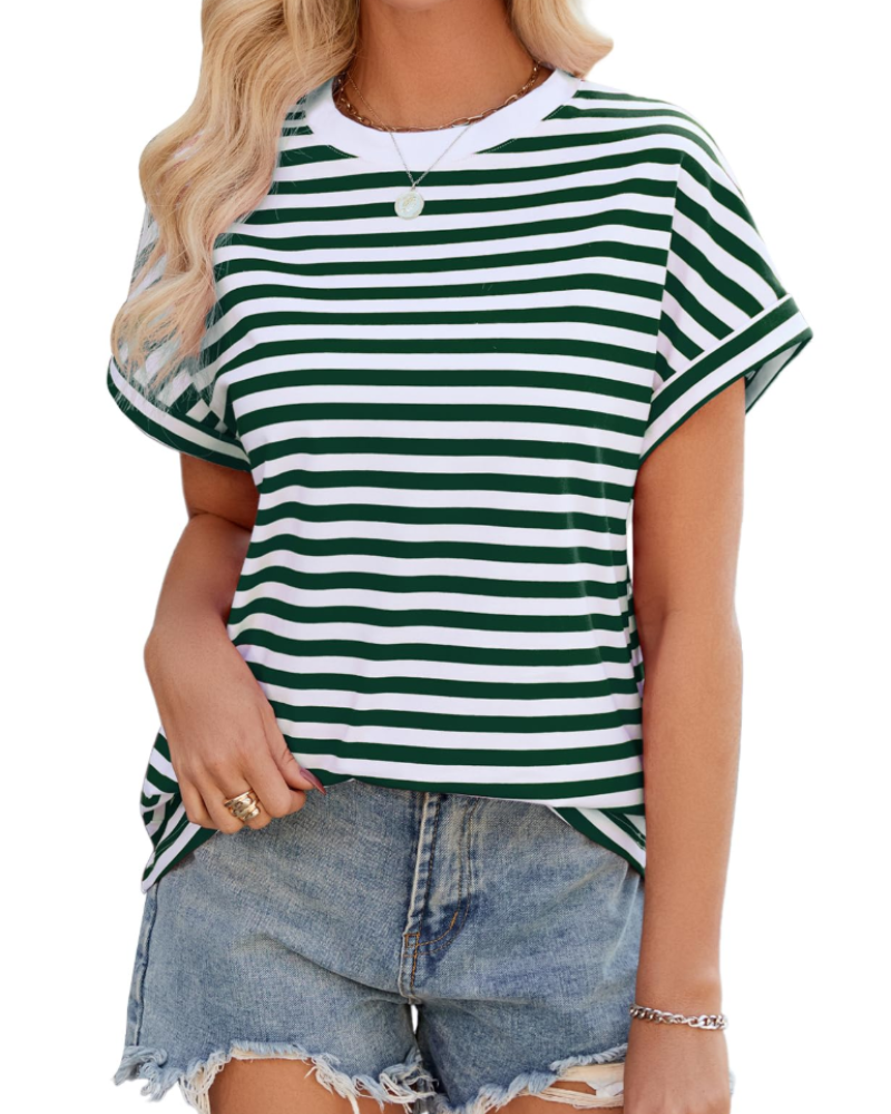 T-shirt streetwear femme rayé oversize, col rond. Look moderne et décontracté, très tendance.