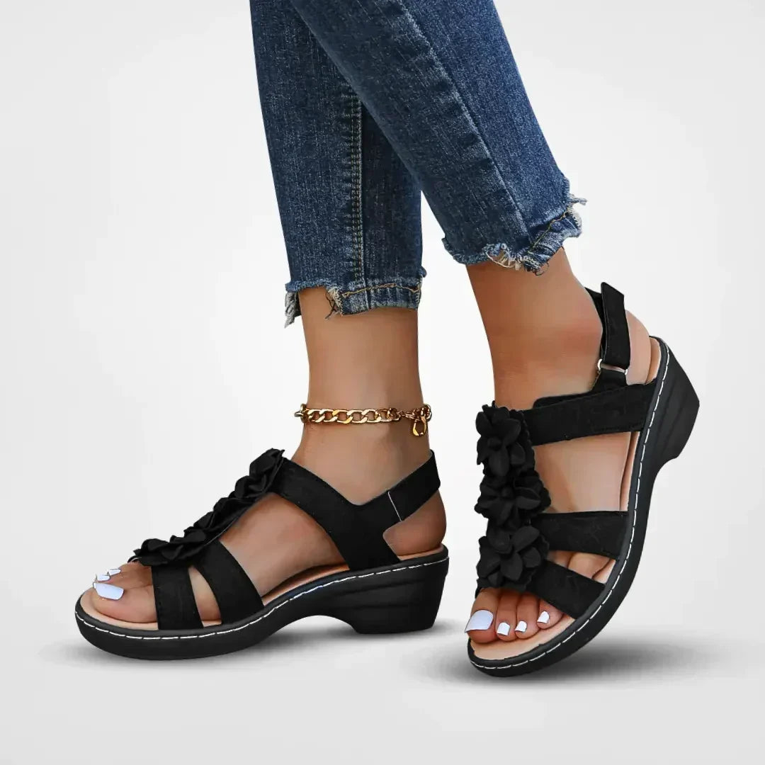 Sandales à plateforme florale bout ouvert pour femmes. Chaussures d'été confortables, style décontracté et bohème.