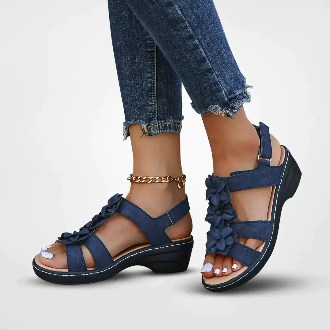 Sandales confortables à plateforme florale pour femmes, style bohème chic, parfaites pour les chaudes journées d'été.