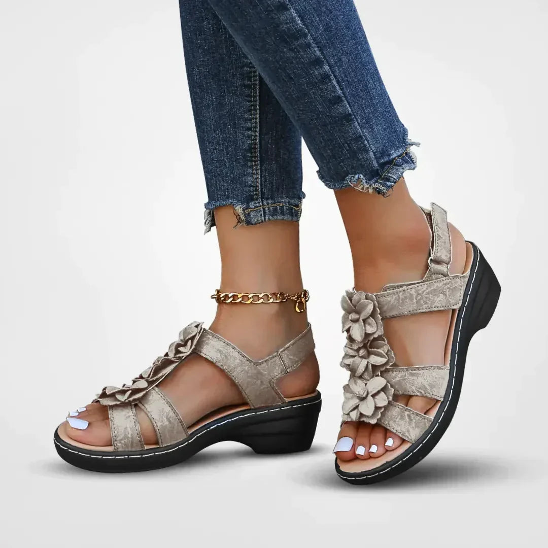 Sandales décontractées à plateforme pour femmes, motif floral. Idéales pour le confort estival et look bohème.