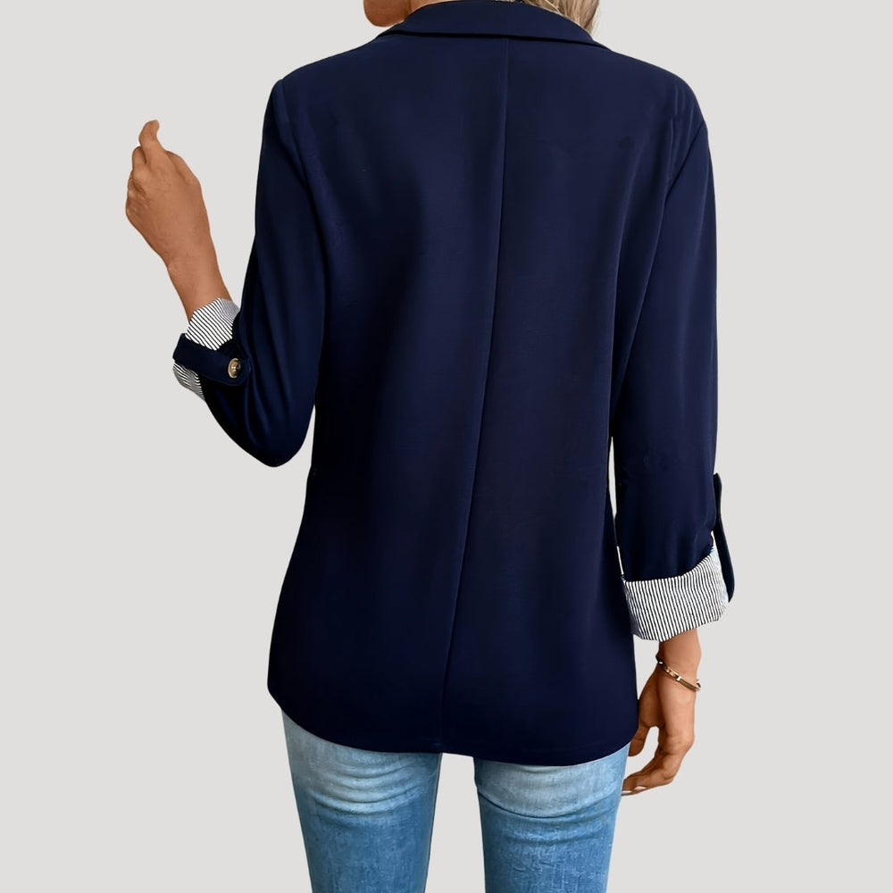 Veste blazer femme chic rouge, coupe ajustée, parfaite pour un style professionnel ou décontracté élégant.