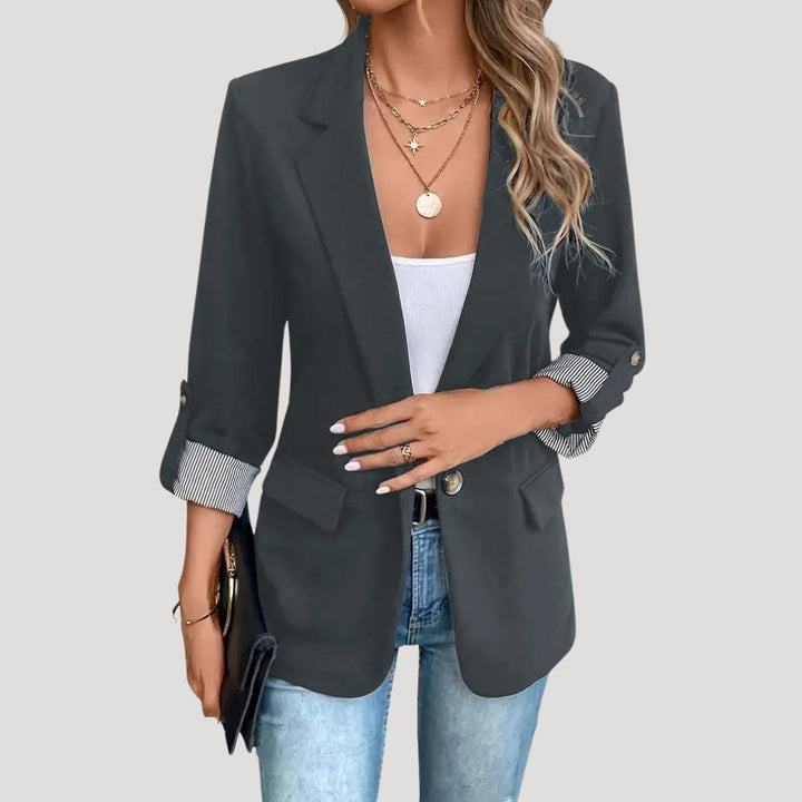 Veste tailleur femme ajustée bleu marine, pour un style mode féminin chic, professionnel ou décontracté élégant.