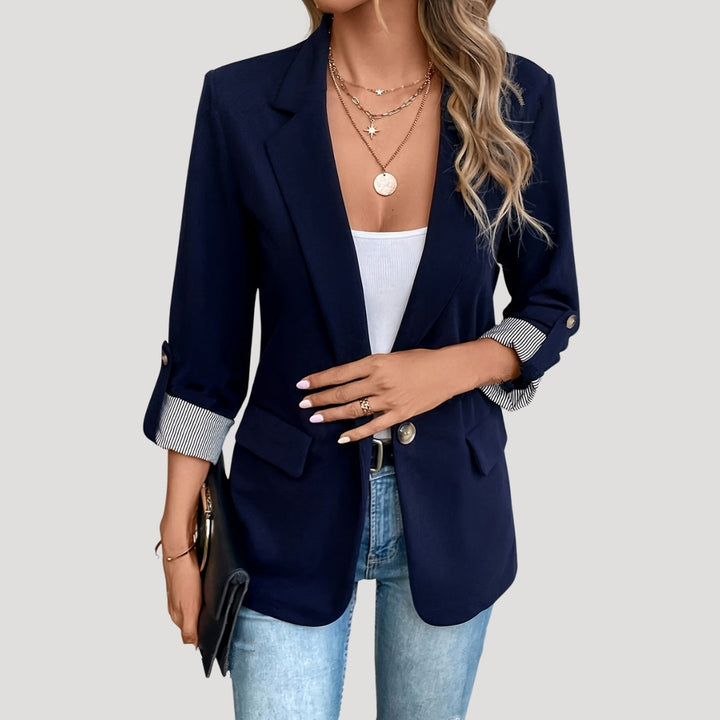 Blazer tailleur femme ajusté bleu marine, élégant et professionnel pour le bureau ou look chic quotidien.