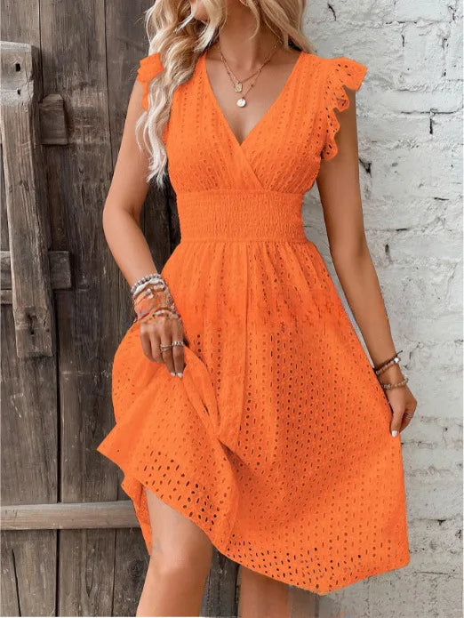 Robe midi fluide et légère femme, col V, style bohème chic, coupe évasée pour confort estival.