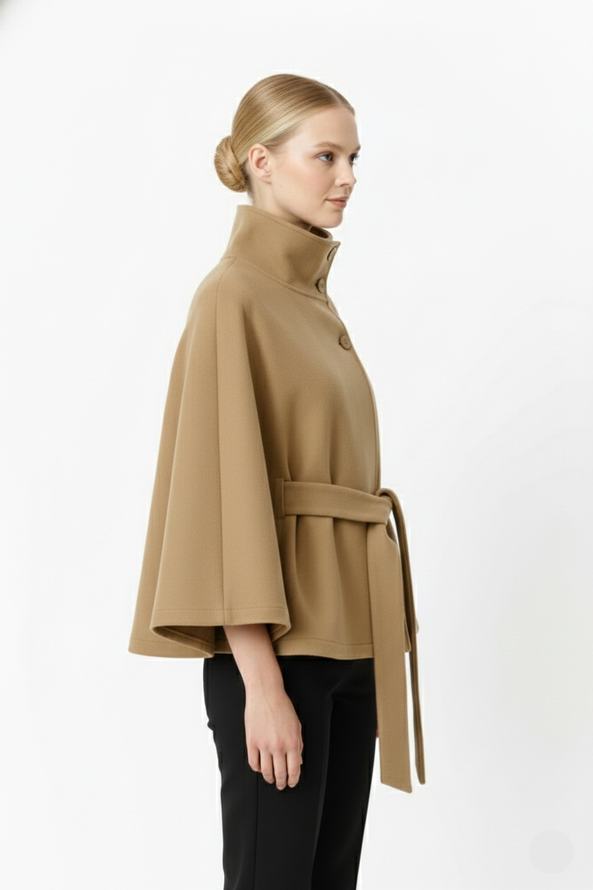 Manteau long femme chic en tissu de qualité, col haut et ceinture pour un style intemporel et élégant.