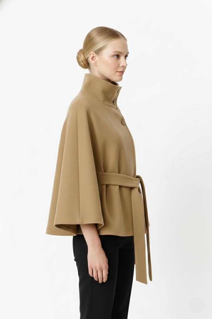 Manteau long femme chic en tissu de qualité, col haut et ceinture pour un style intemporel et élégant.