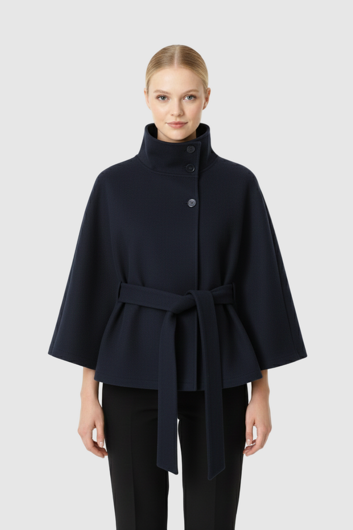 Manteau élégant pour femme, coupe longue moderne, avec col haut protecteur pour l'hiver froid.