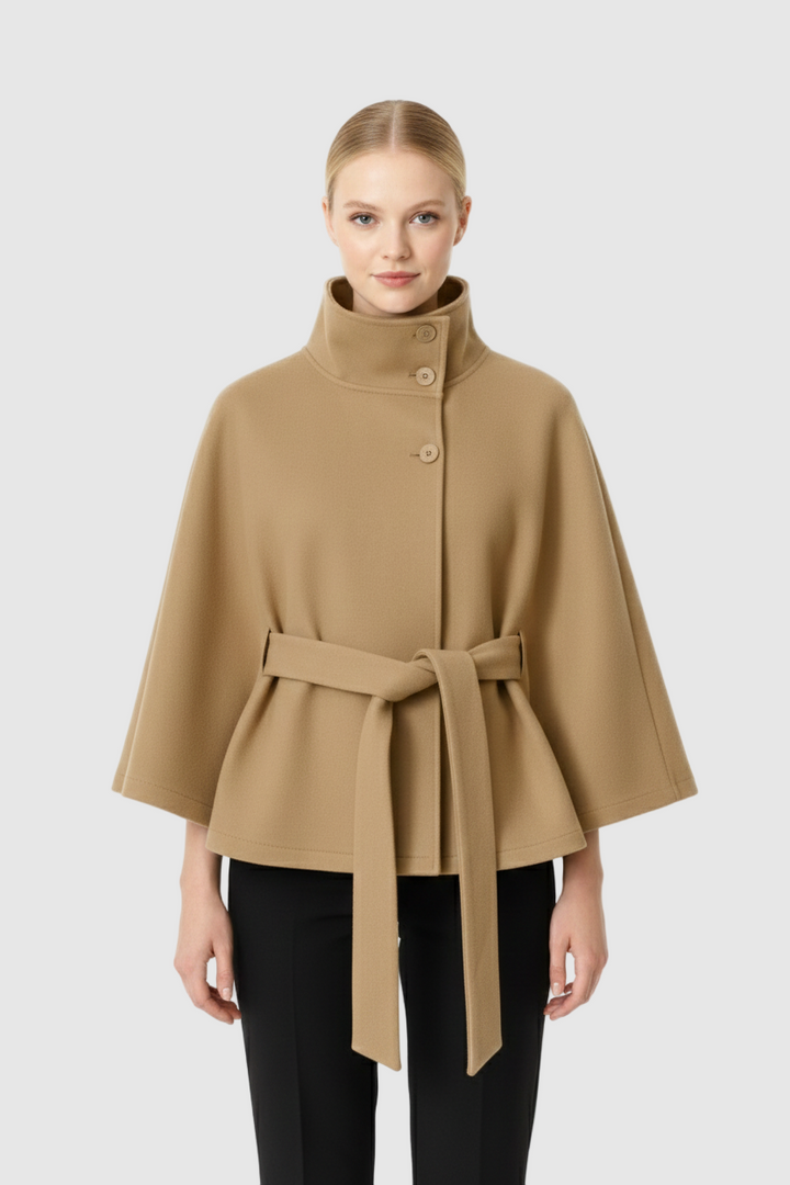 Manteau long femme élégant noir avec col haut et ceinture. Parfait pour l'hiver et la mode chic.