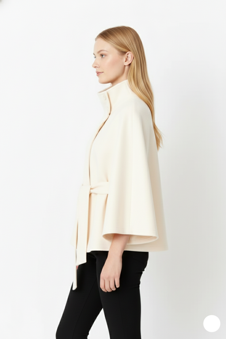 Manteau d'hiver femme, coupe longue et chaude, avec col élégant et ceinture pour une allure sophistiquée.