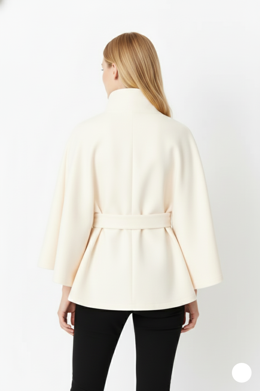 Veste longue femme élégante, style manteau chic avec col montant et ceinture, mode hiver urbaine.