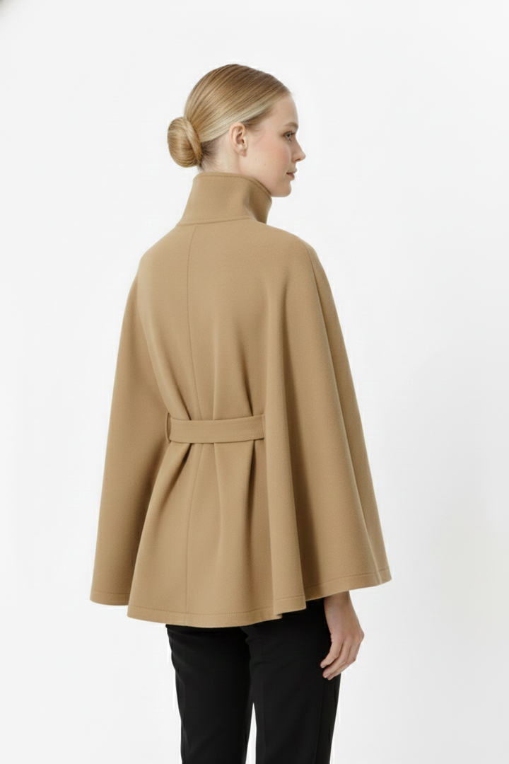 Manteau femme tendance, coupe longue, parfait pour l'hiver. Col haut et ceinture définissent la silhouette.
