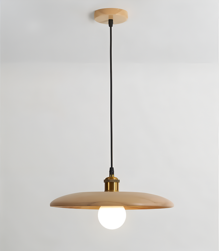 Luminaire suspendu en bois de chêne clair, design minimaliste d'inspiration japonaise pour intérieur.