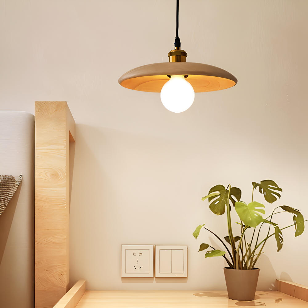 Lampe suspendue chêne, style minimaliste japonais, lumière chaude pour décoration intérieure contemporaine.