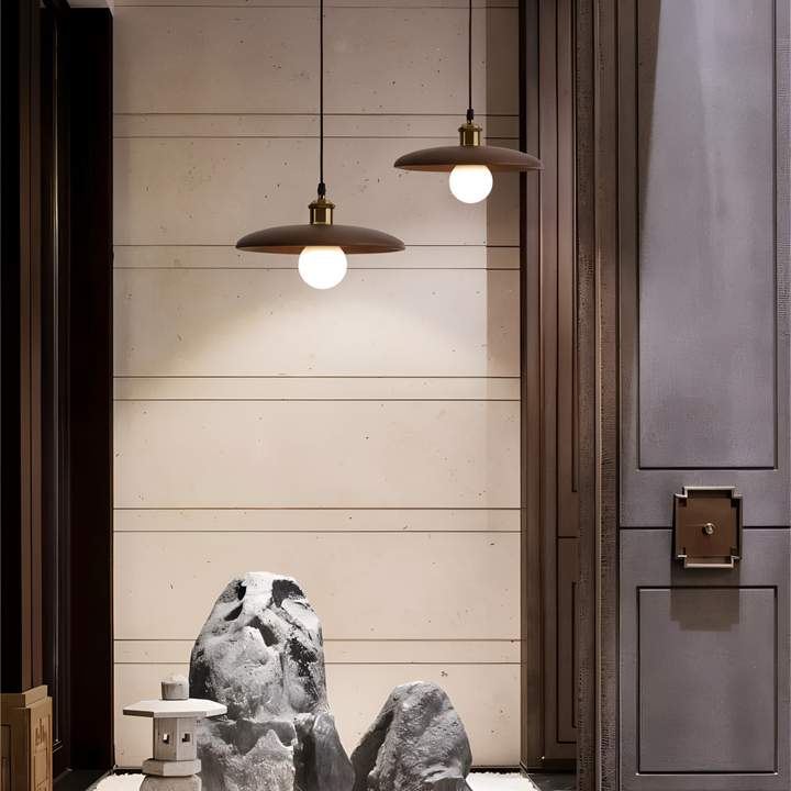 Suspension luminaire chêne, design japonais, diffuse une lumière chaude et crée une atmosphère accueillante.
