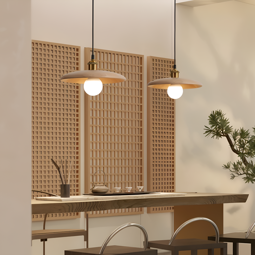 Lampe suspendue bois chêne, design minimaliste japonais, transforme salon ou salle à manger en espace zen.