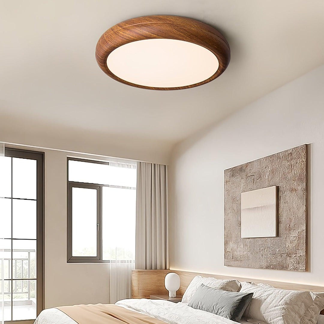 Lampe de plafond LED ronde, effet bois, pour un salon accueillant.