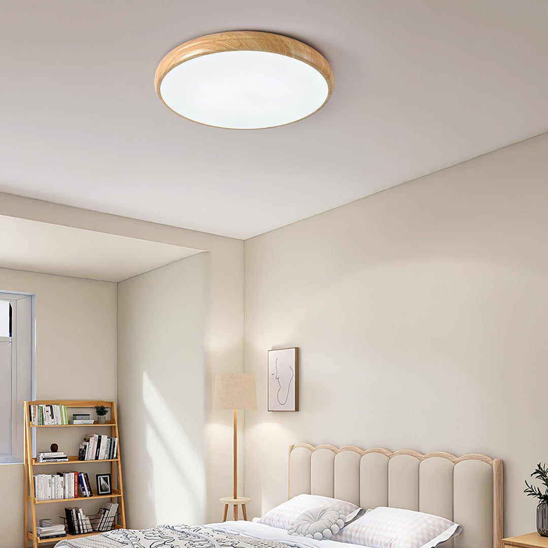 Lampe de plafond LED ronde, effet bois clair, design scandinave.