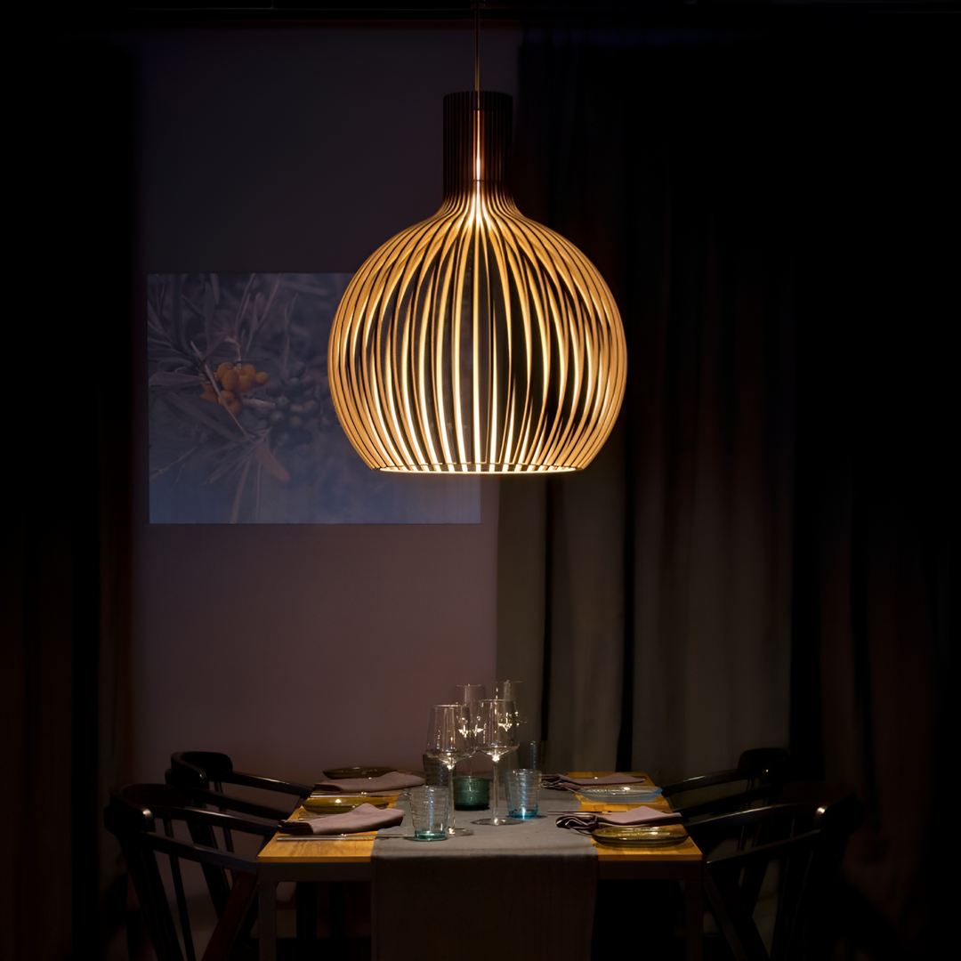Éclairage suspendu LED en bois naturel, design unique pour ambiance salon, style moderne-rustique.