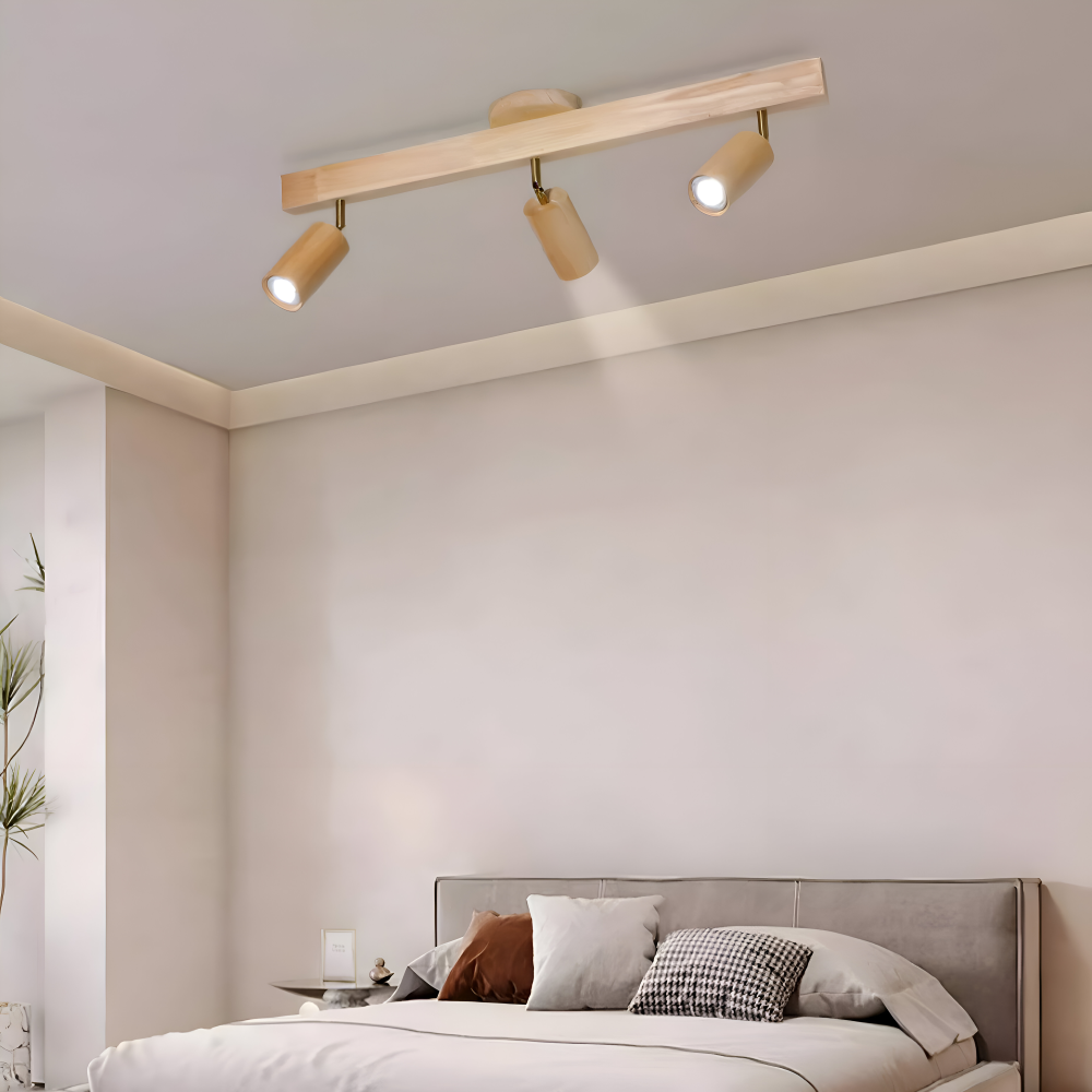 Spot de plafond LED NordBeam réglable, style scandinave bois et métal, ambiance chaleureuse.