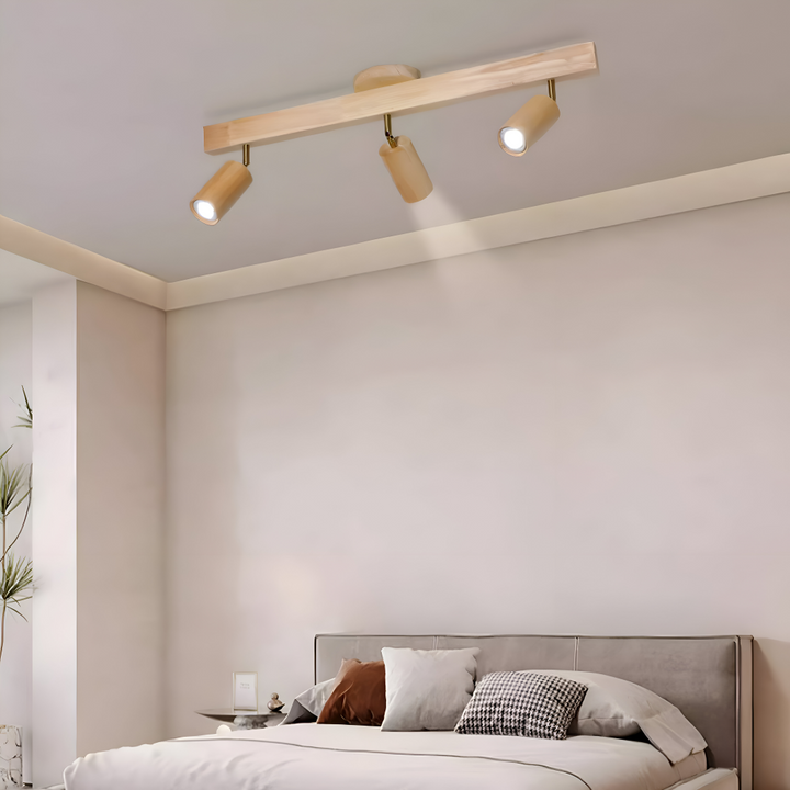Spot de plafond LED NordBeam réglable, style scandinave bois et métal, ambiance chaleureuse.