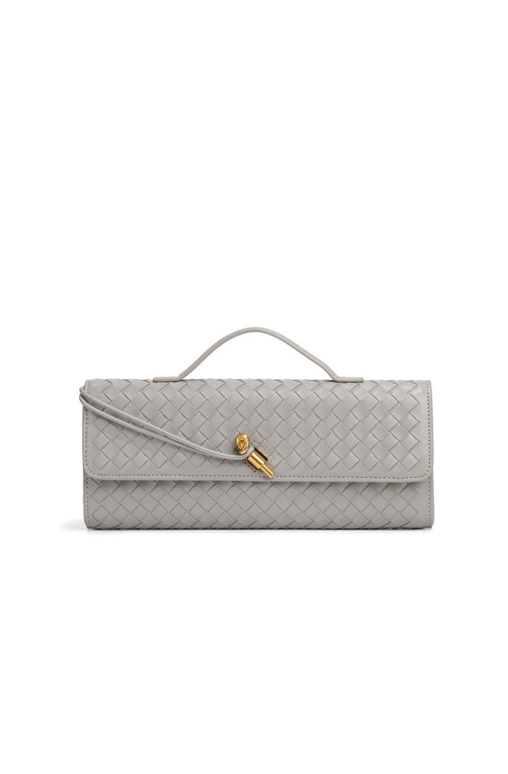Sac baguette femme tissé pour un style chic et décontracté, bandoulière pratique, accessoire quotidien.