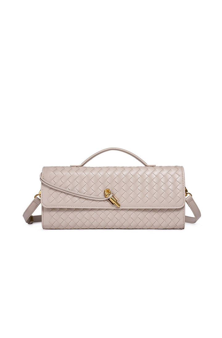 Sac baguette femme tissé à motif détaillé, bandoulière réglable, accessoire de mode raffiné.