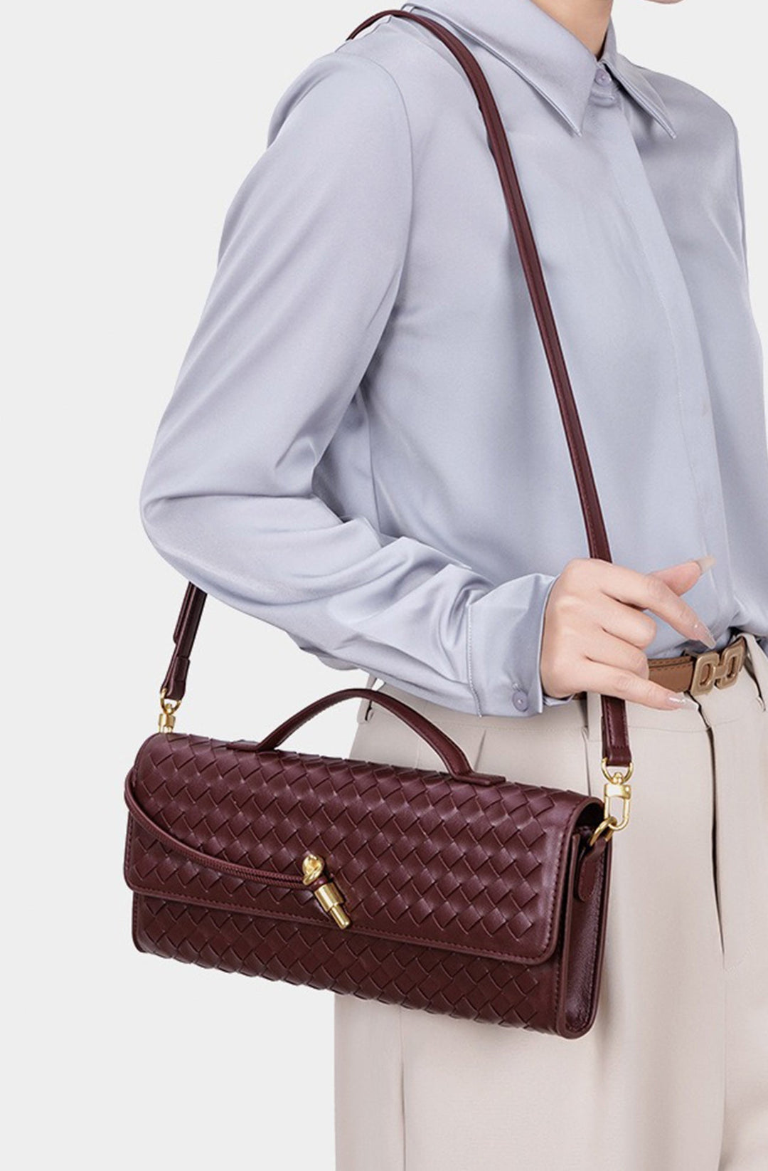 Sac baguette femme élégant, design tissé moderne, idéal pour un look quotidien sophistiqué.