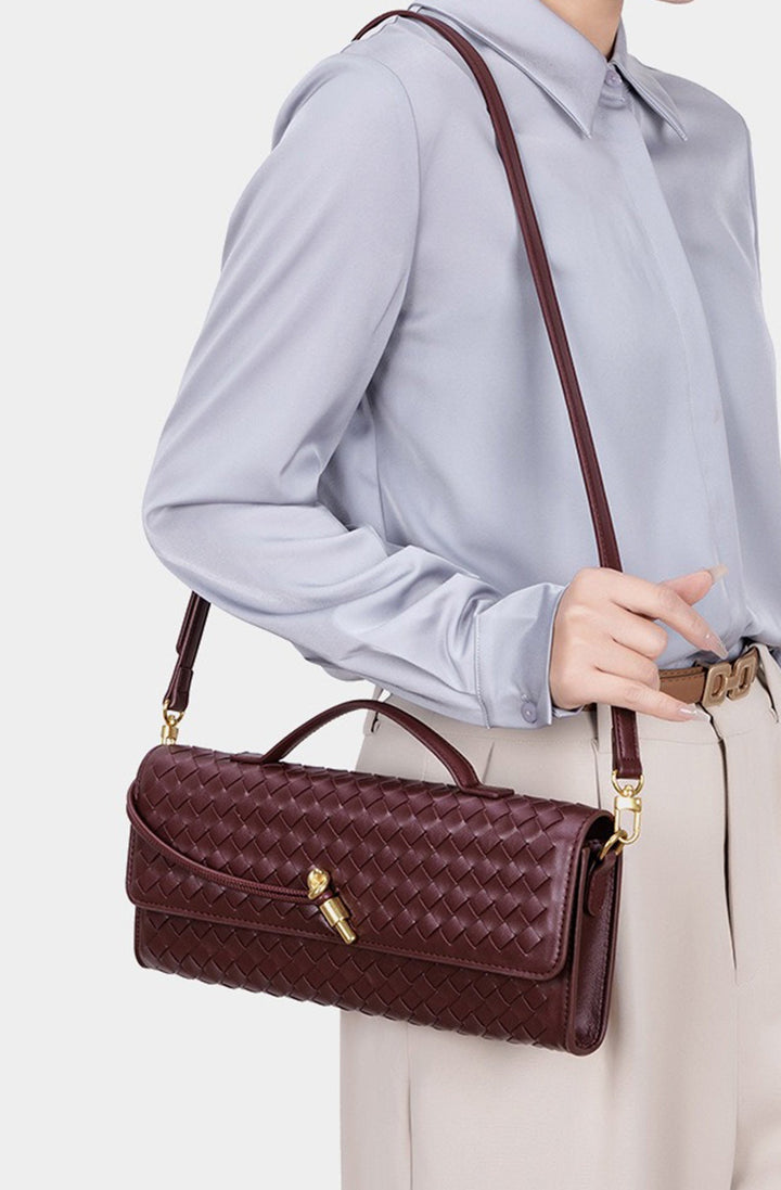 Sac baguette femme élégant, design tissé moderne, idéal pour un look quotidien sophistiqué.