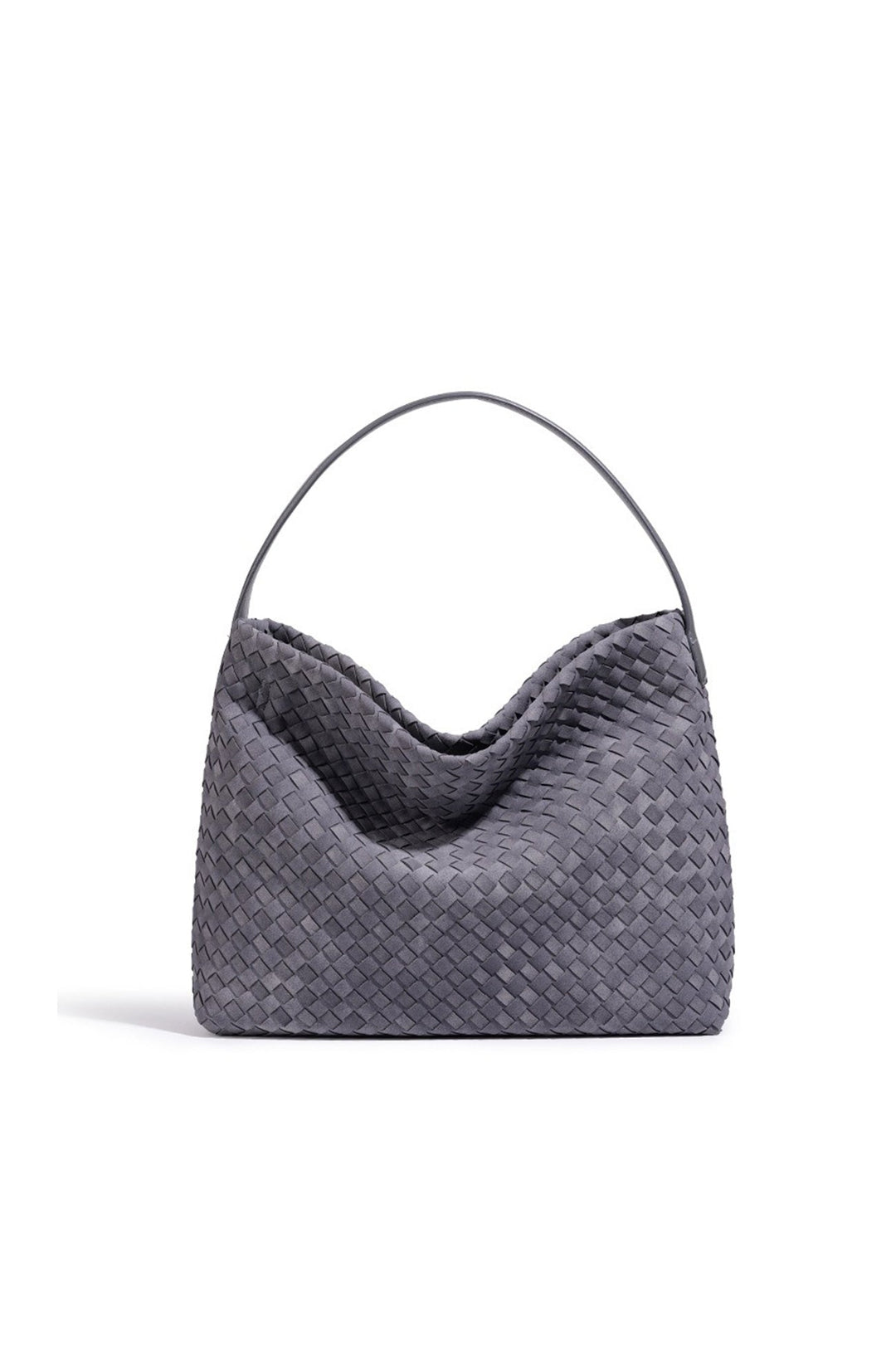 Détail de la texture du sac fourre-tout tressé, un incontournable de la mode féminine actuelle.