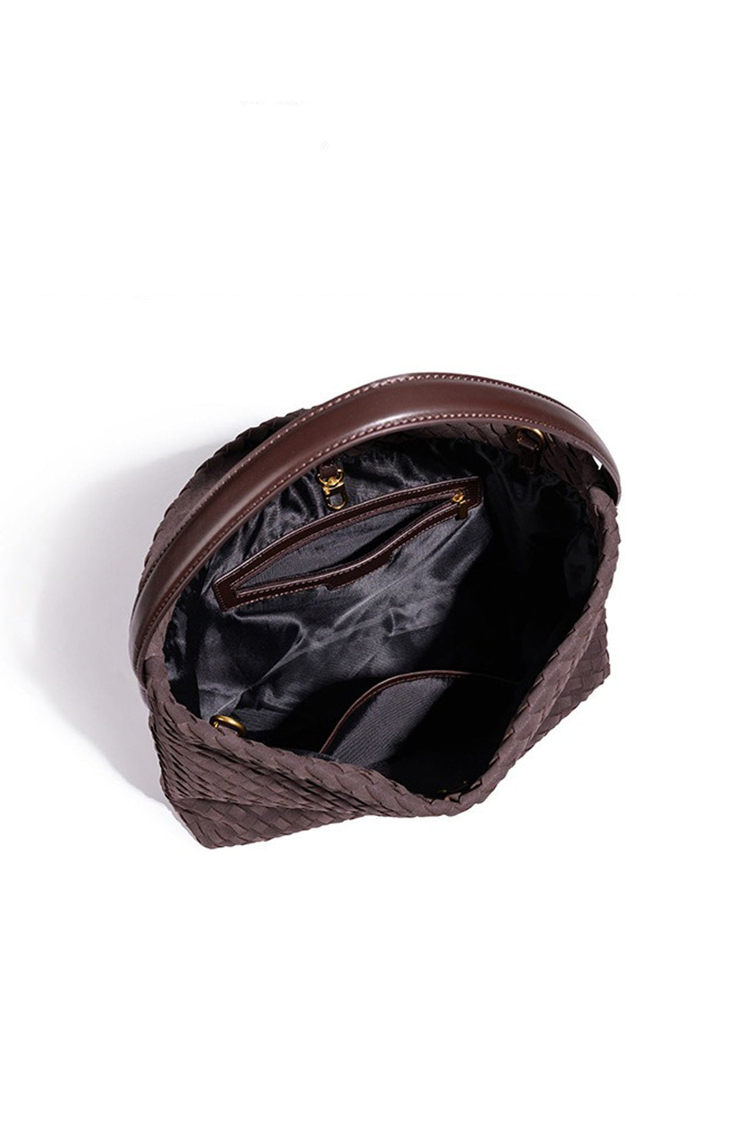 Texture unique du sac cabas tressé en synthétique, pour un style féminin distinctif et original.