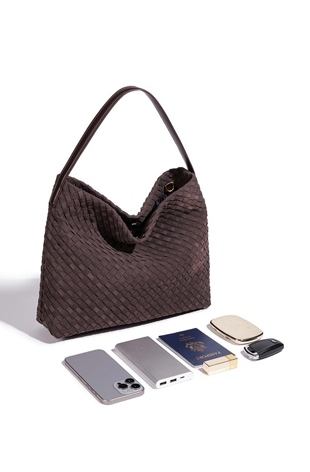 Sac fourre-tout tressé pour femme, un choix chic et durable pour un accessoire quotidien élégant.