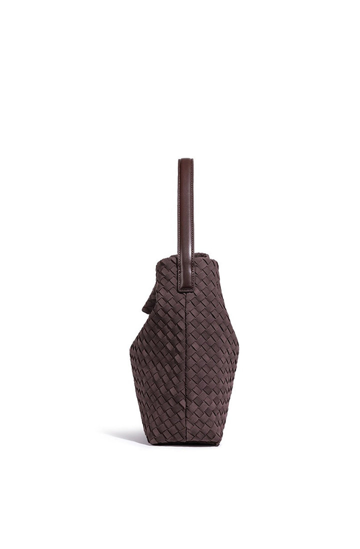 Sac polyvalent tressé, parfait pour le shopping ou comme sac de voyage court, chic et pratique.