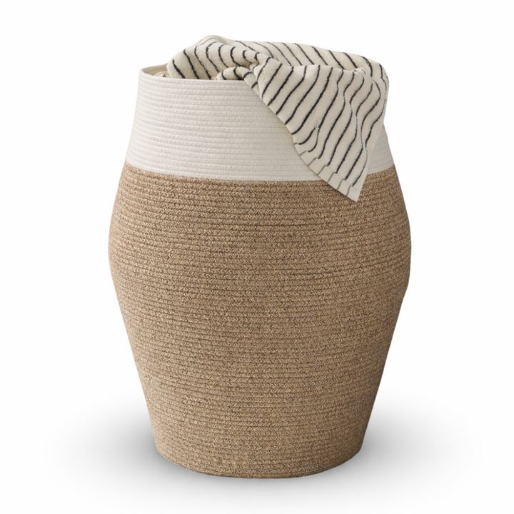 Panier à linge avec poignées, en coton naturel, parfait pour une chambre bohème ordonnée.
