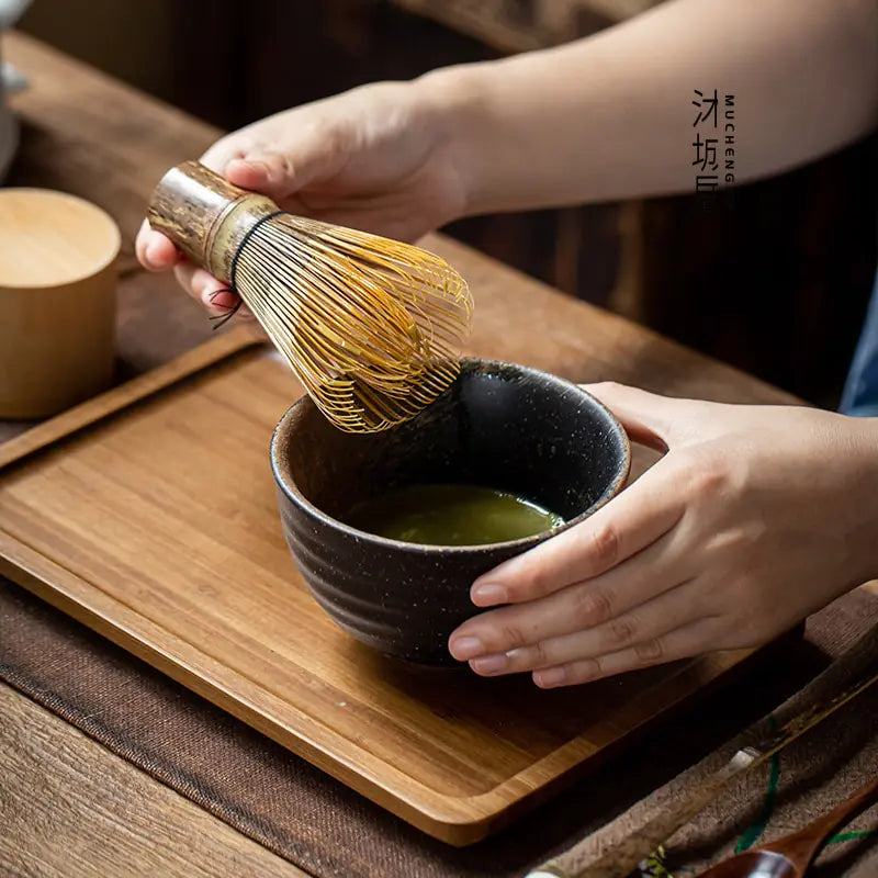 Cuillère chashaku en bambou pour doser la poudre de thé matcha, un ustensile rituel japonais.