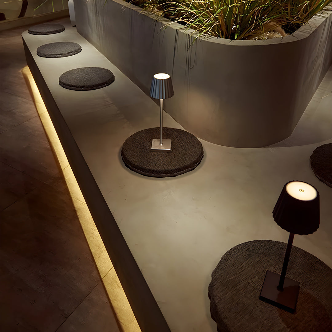 Lampe de table LED dimmable tactile et rechargeable. Style scandinave, parfaite pour créer une ambiance.