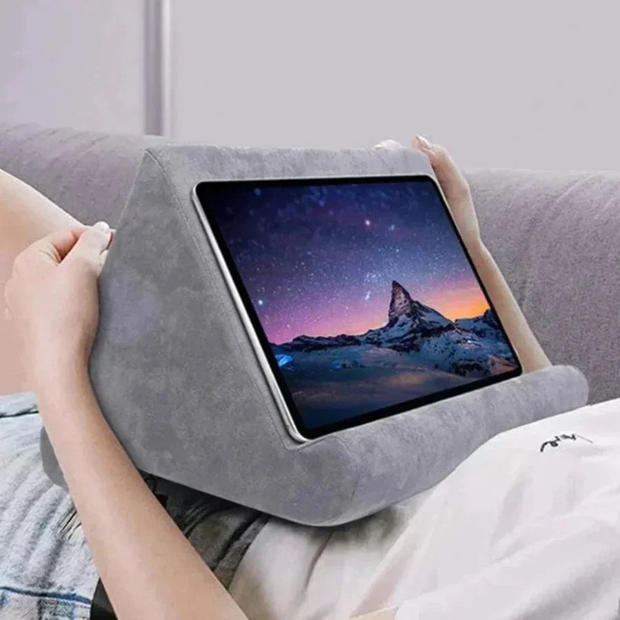 Coussin support tablette ergonomique gris pour lecture mains libres, confort optimal à la maison.