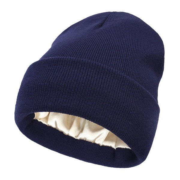 Accessoire essentiel : bonnet femme en laine chaude et soie, prévient les frisottis en hiver.